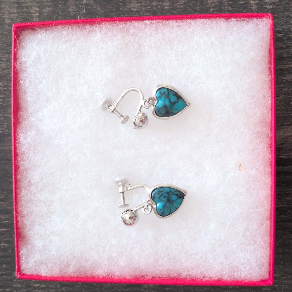 Uncas Silvertone Heart Screwback Earrings
